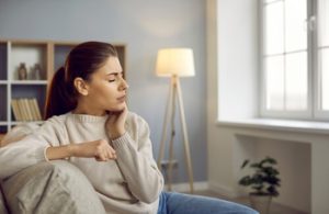 what does a tooth abscess look like pain
