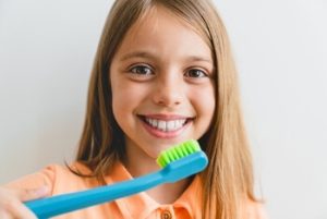 Teeth Hurt When Eating Sugar brush
