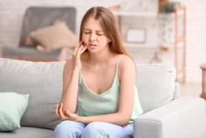 tooth abscess pain spreading symptoms